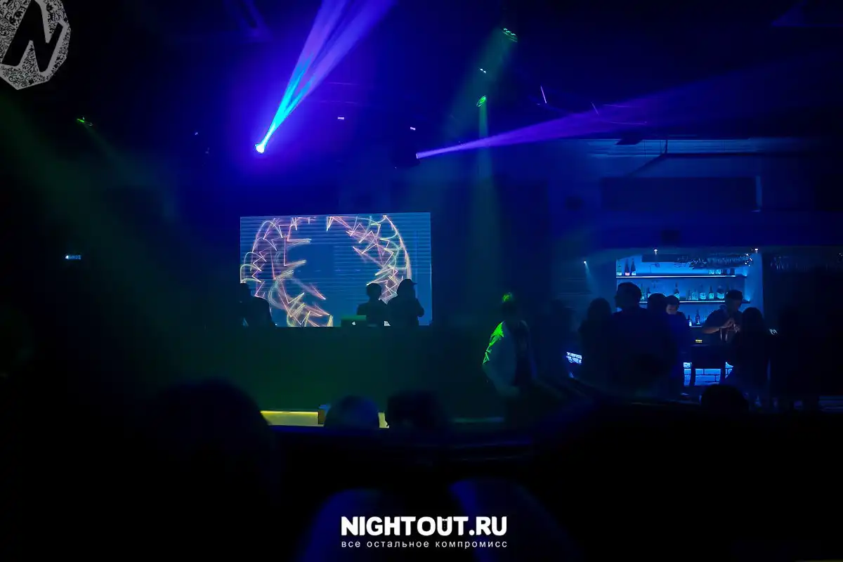 Клуб-бар Туман Барнаул — сцена с оборудованием ZUMEN