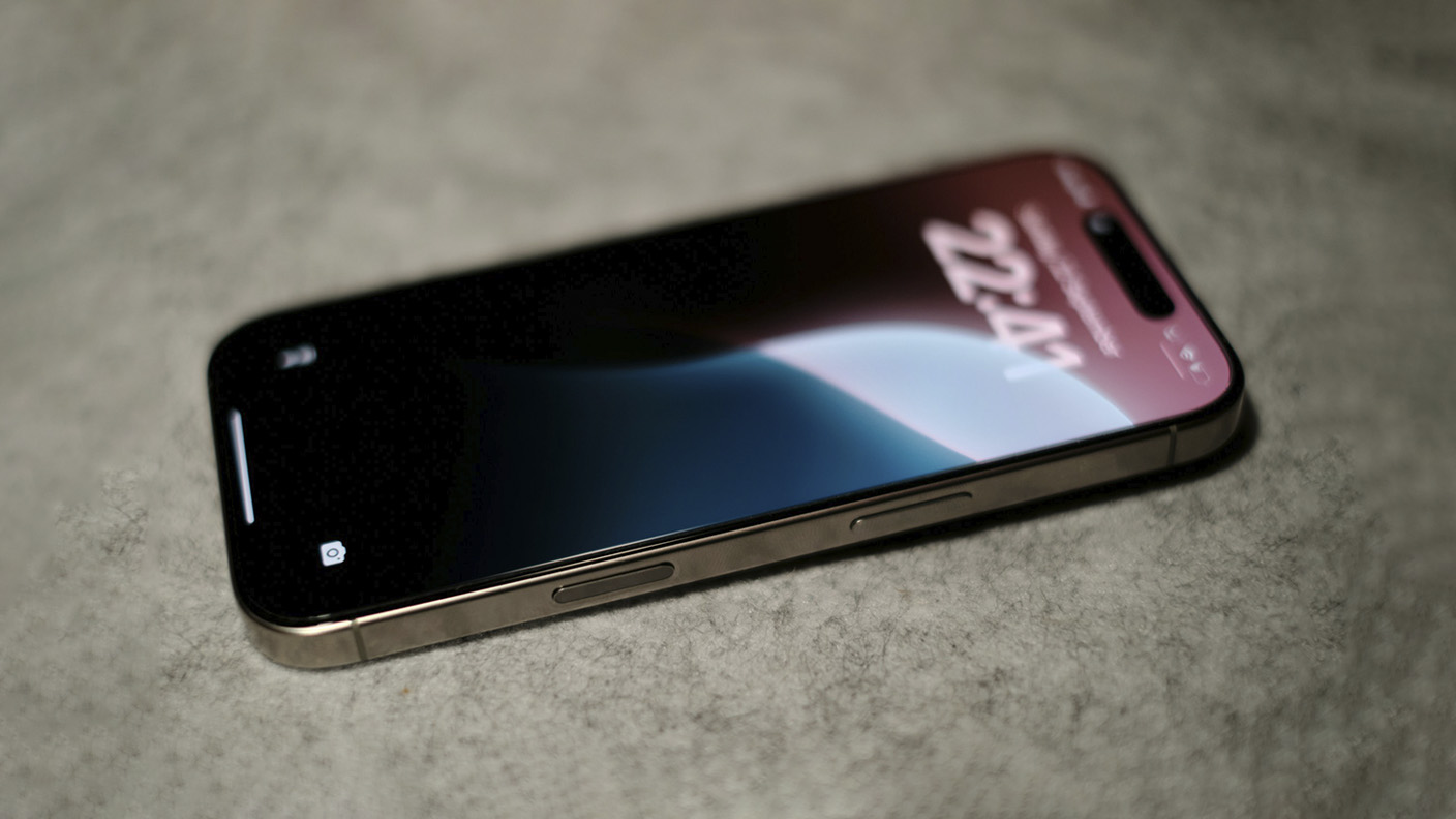 Дисплеи iPhone 15 Pro и 16 Pro