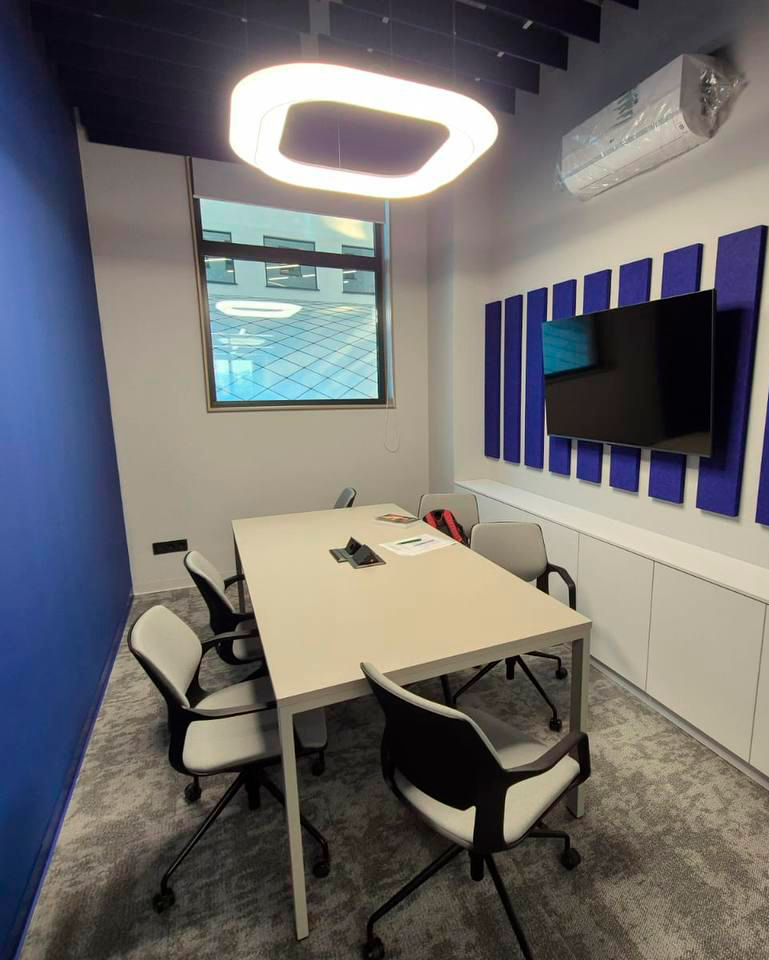 Кабинет руководителя с качественной мебелью и функциональностью. Кабинет руководителя с качественной мебелью и функциональностью.