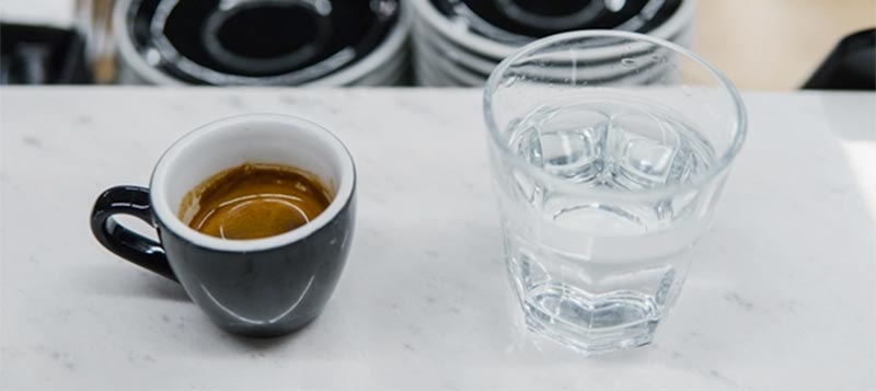 Зачем с кофе подают воду в стакане