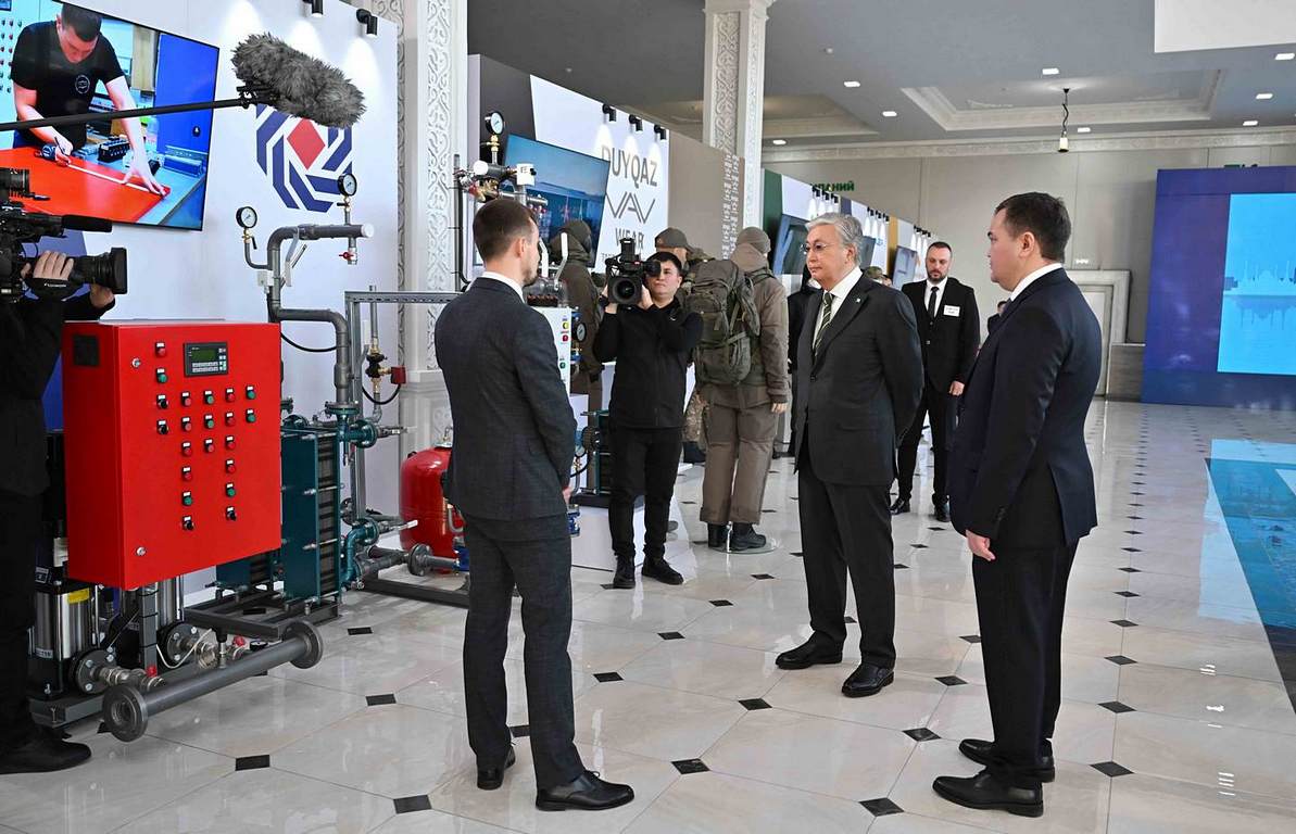 президент Казахстана Токаев знакомится с продукцией компании Энко/photo akorda.kz