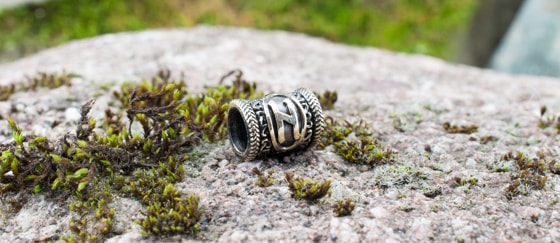 Шарм с изображением руны Хагалаз.