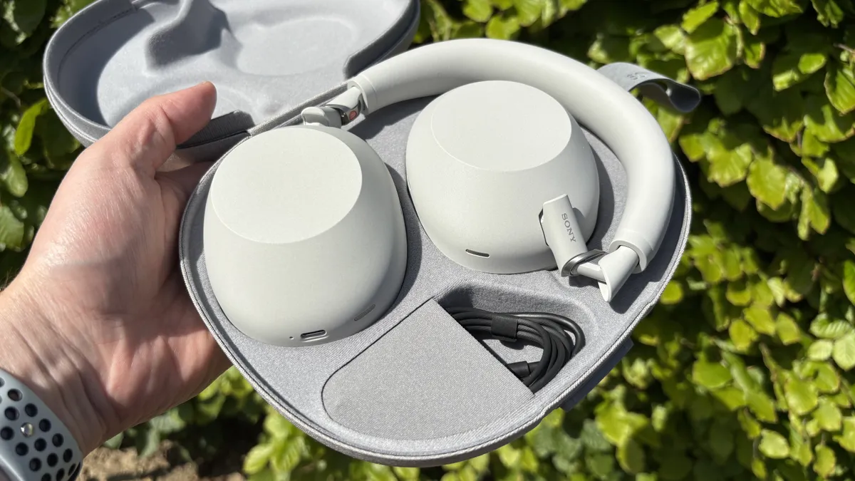 Сравнение Sony WH-1000XM6 и WH-1000XM5