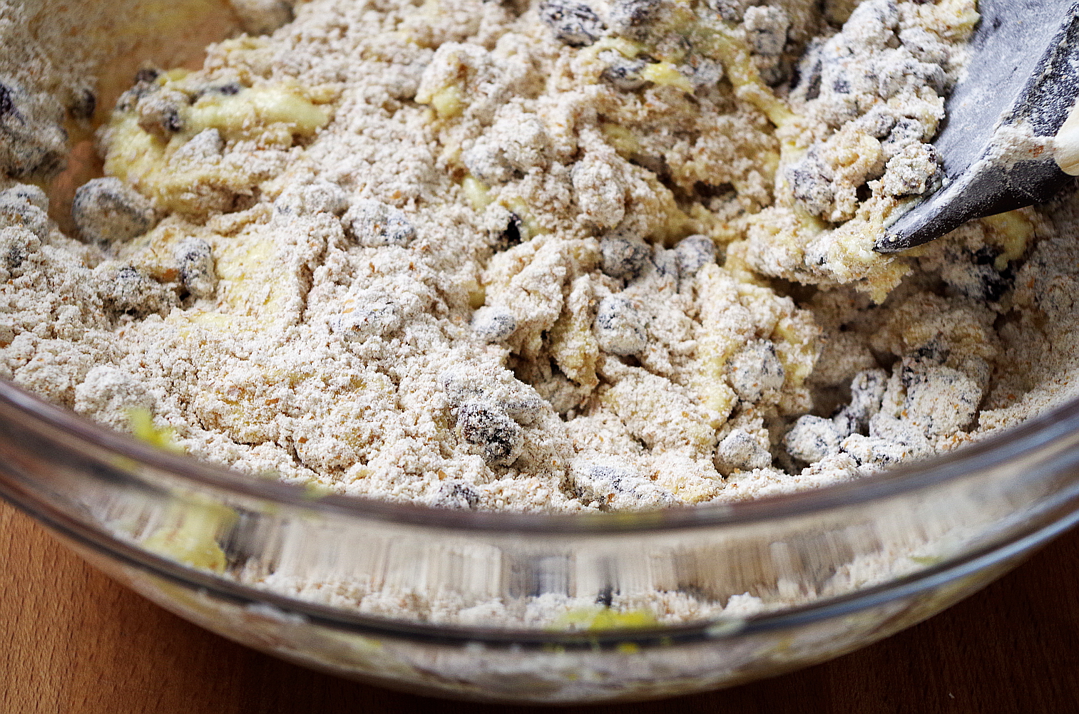 добавьте муку и изюм