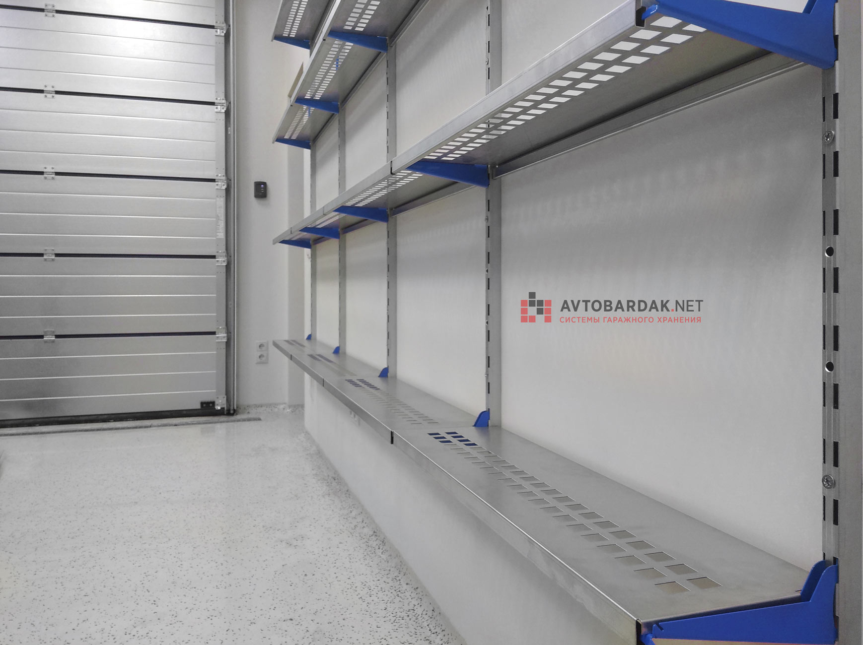 Металлическая полка на стену