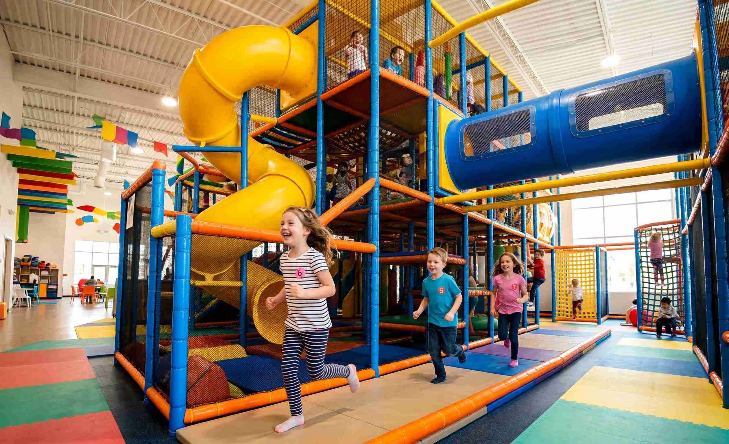 Просторный современный детский развлекательный центр