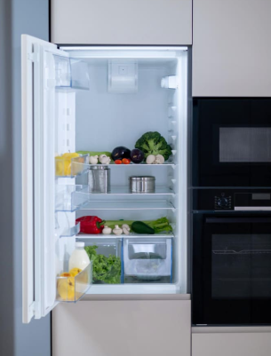 встроенный холодильник с продуктами