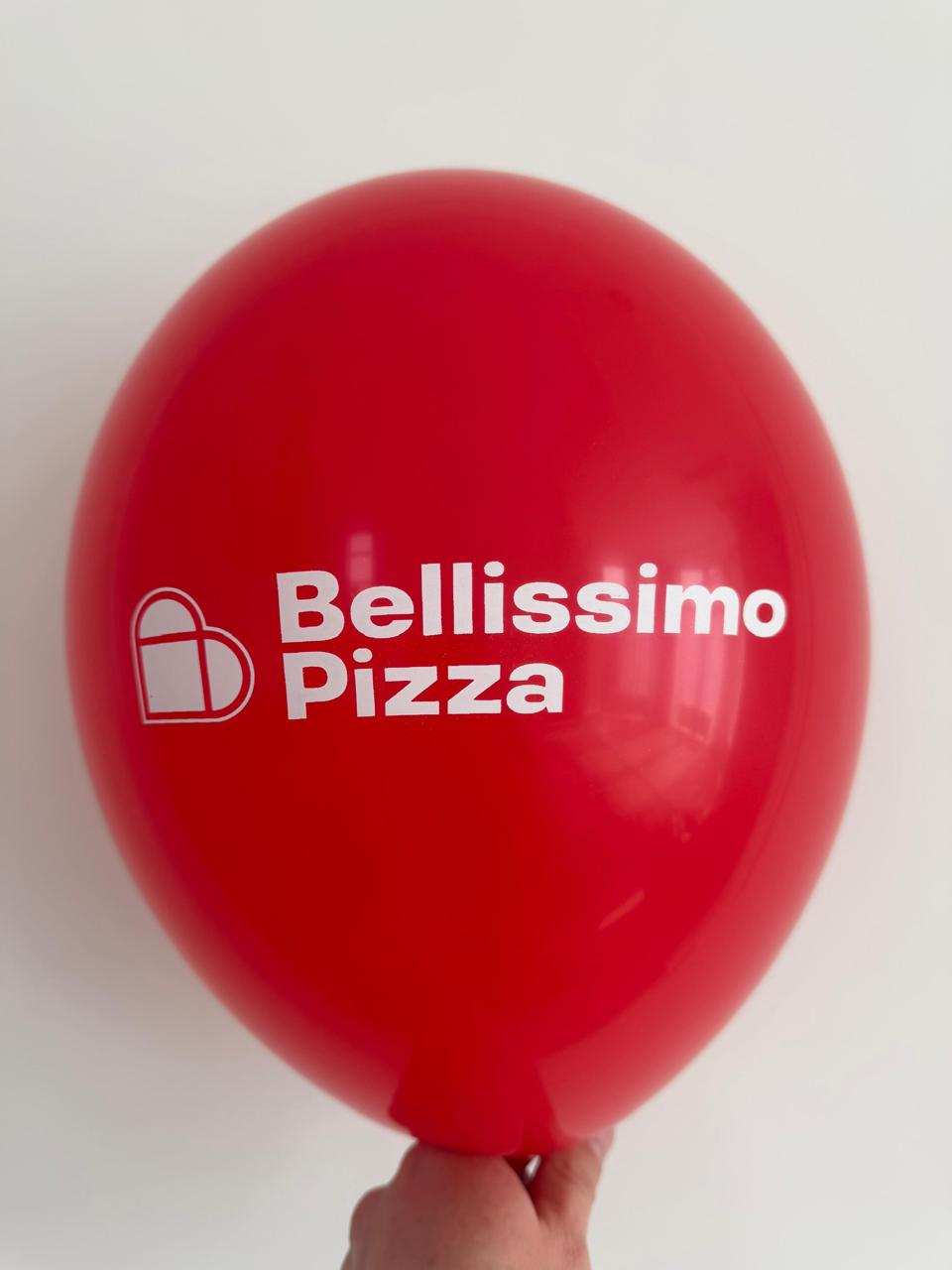 Красный шар с белым логотипом пиццерии Bellissimo Pizza.jpg