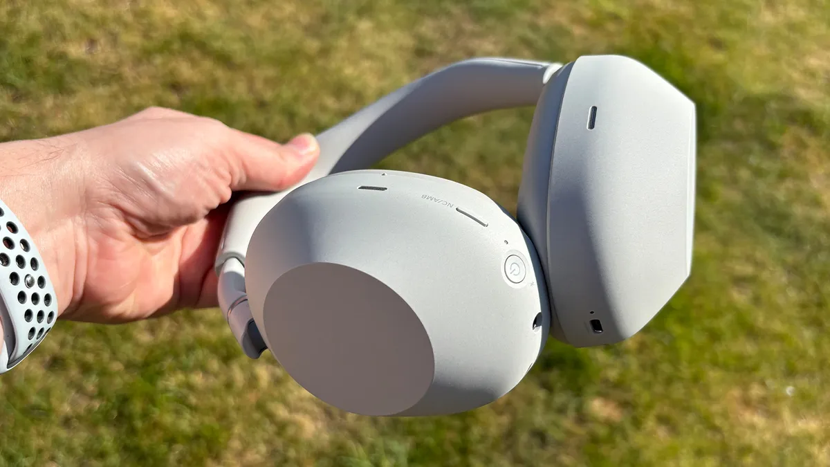 Сравнение Sony WH-1000XM6 и Bose QuietComfort Ultra