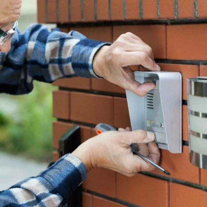 установка вызывной панели и внутренней трубки домофона