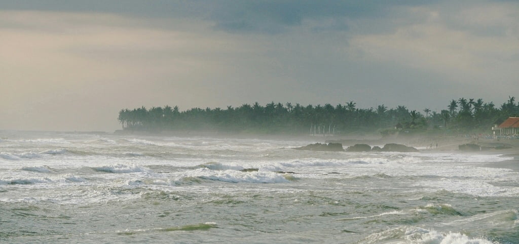 Ветер размазывает волны на Бали
