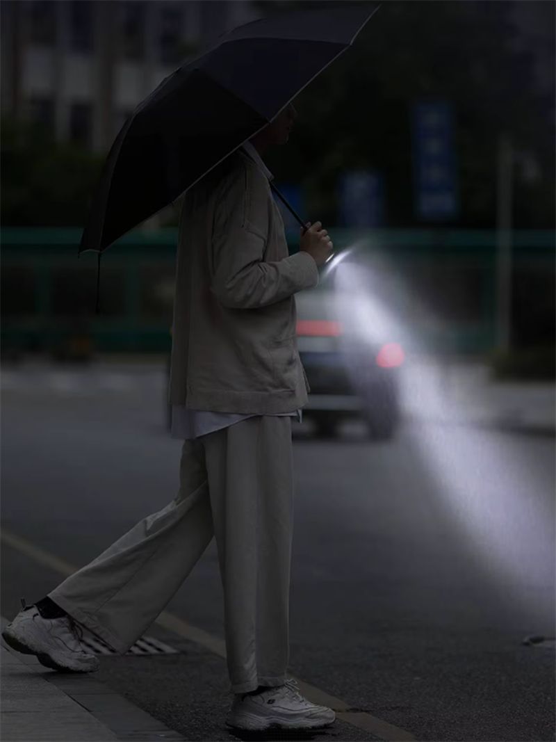 Зонт Xiaomi KongGu Reverse Ten Bone Automatic Lighting Umbrella-описание-7 Встроенный фонарик зонта Konggu