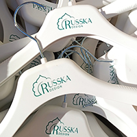 Нанесение логотипа на плечики для одежды. Печать краской на белом фоне (пример RUSSKA)
