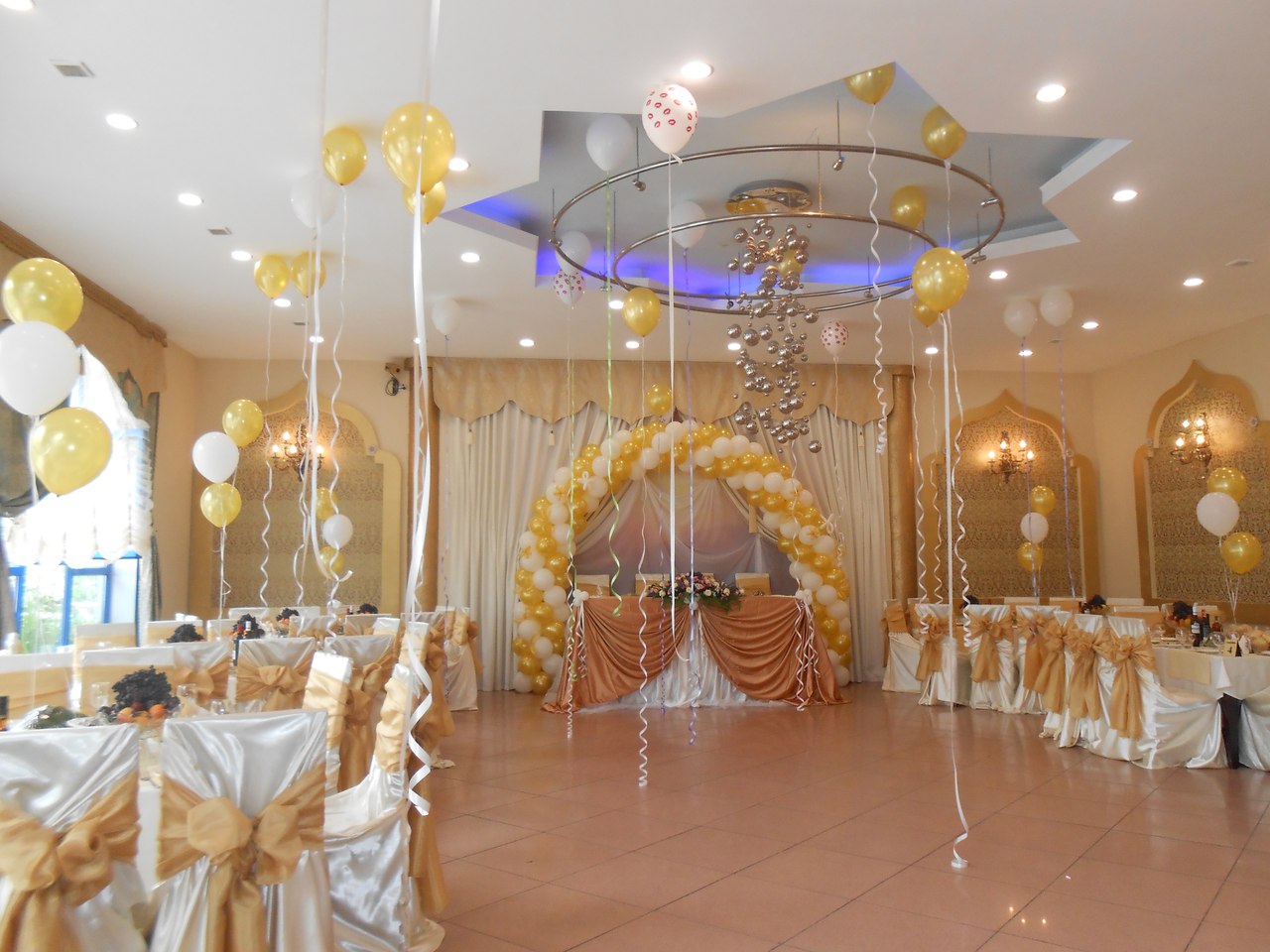 Гостиная в золотых тонах – элегантный дизайн гостиной золотого цвета (60 фото)