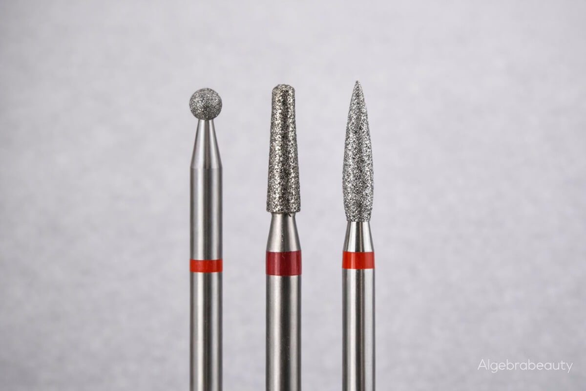 Аппаратный маникюр с алмазными фрезами &mdash; обработка кутикулы и аккуратное выравнивание натуральных ногтей крупным планом