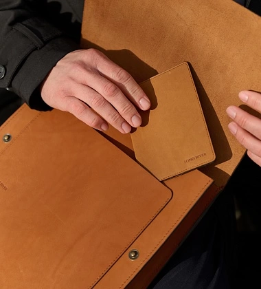 кожаная обложка на паспорт из рыжей кожи