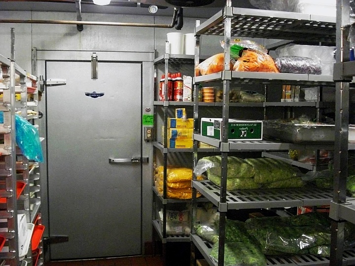 Для хранения продуктов на складе ресторана обязательно нужны многоуровневые стеллажи