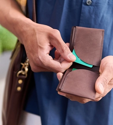 кожаный кошелек с картами