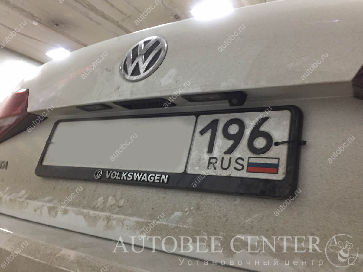 VW Jetta (Камера заднего вида с зеркалом)