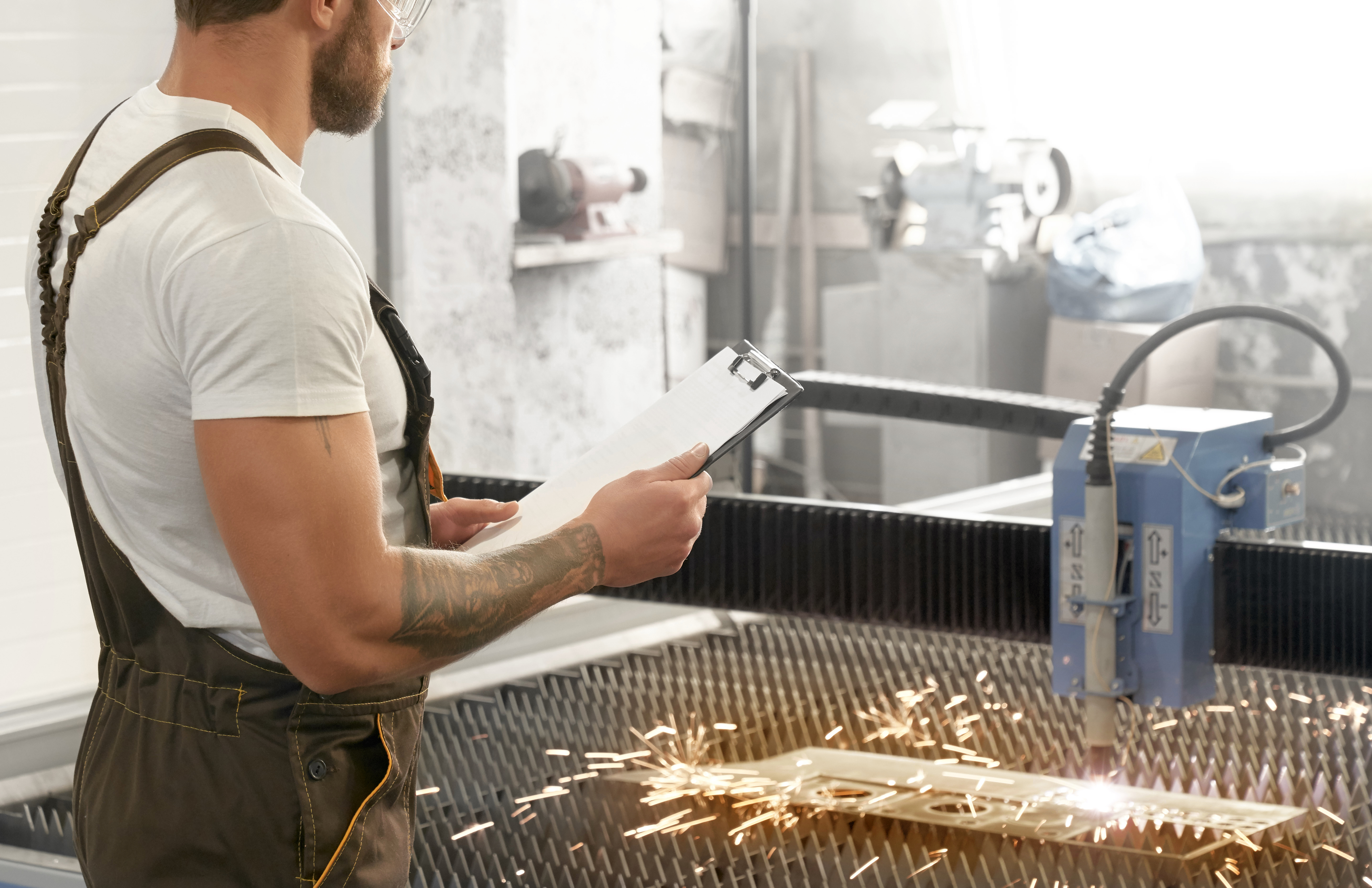 engineer-controlling-plasma-laser-cutting-metal.jpg