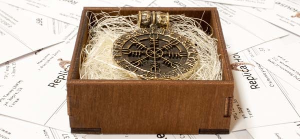 Кулон Агисхьяльм в деревянной коробочке