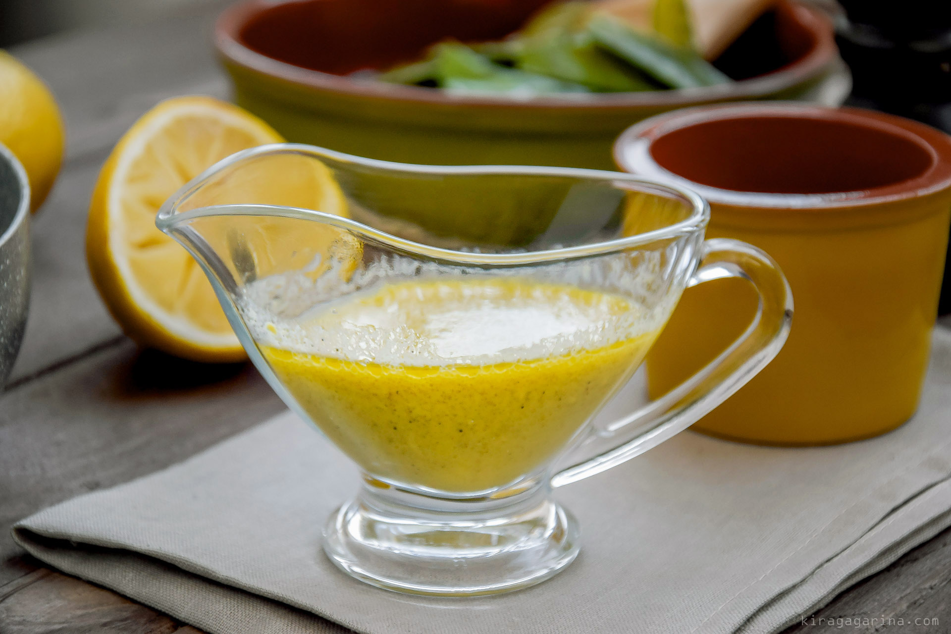Заправка для салата горчица оливковое масло. Лимонный соус. Лимонный соус к рыбе. Лимонно горчичный соус. Соусы на растительном масле.
