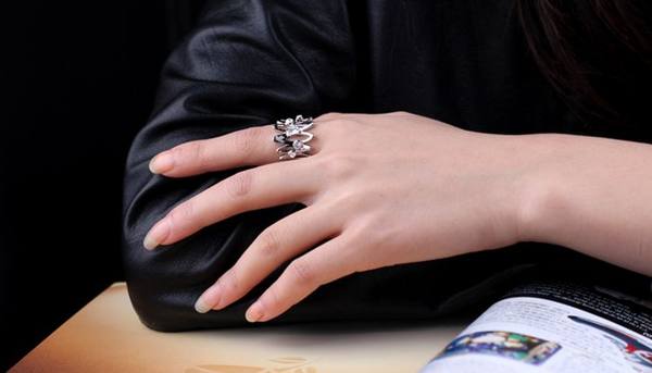 Что означают кольца на пальце: символика колец на руке