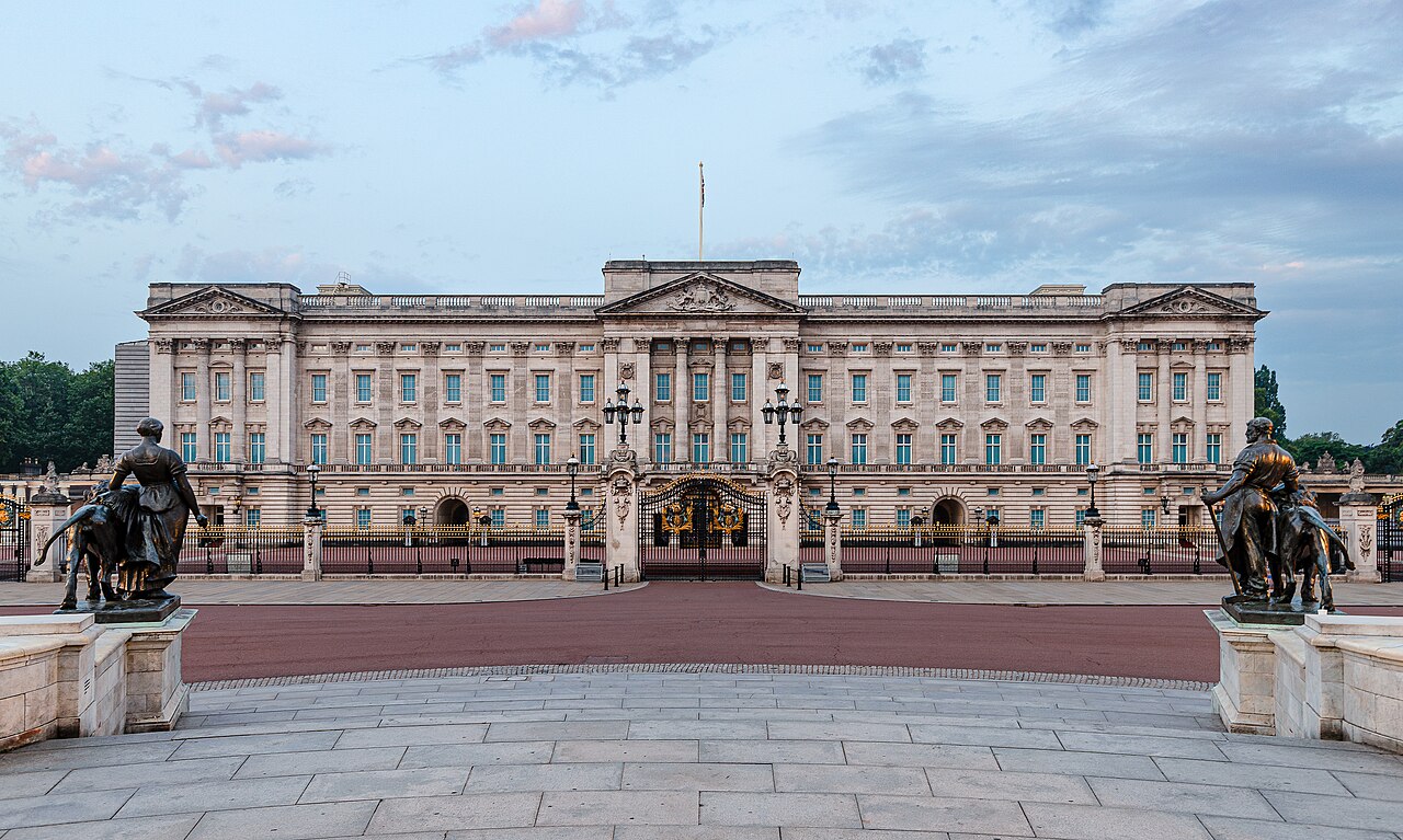 Buckingham_Palace_London_Morning_2020_01_(cropped) Buckingham_Palace_London_Morning_2020_01_(cropped).jpg