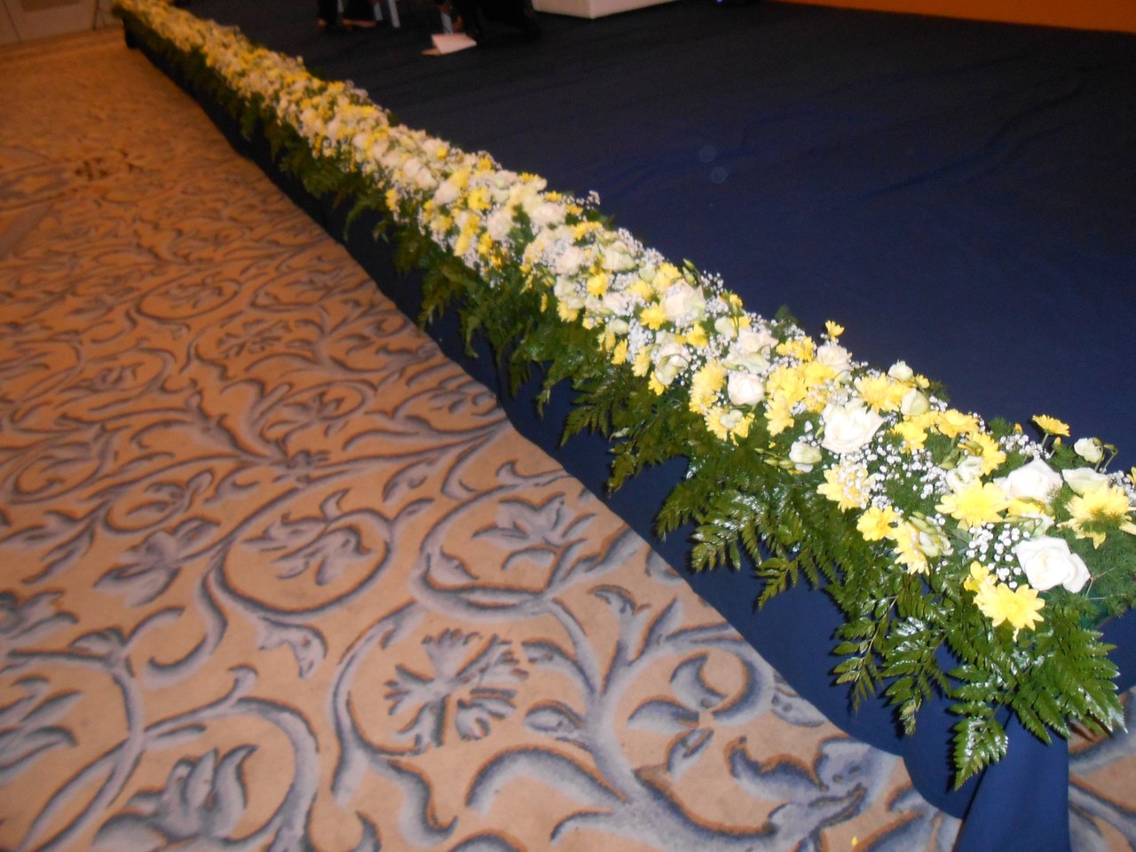 цветочные декорации. оформление сцены цветами. свадебные композиции из искусственных цветов. свадебная арка с цветами. самшит храмовая флористика.