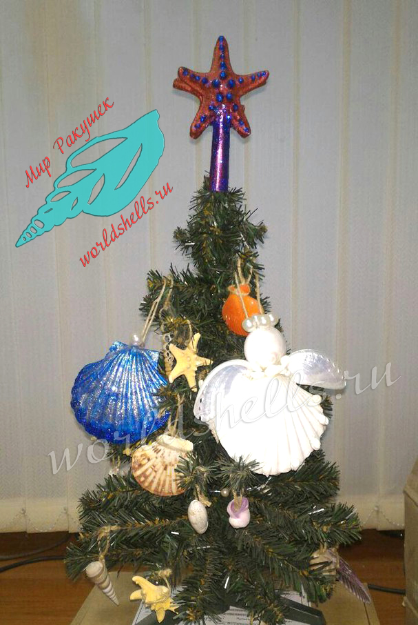 Новогодняя елка с елочными игрушками из морских ракушек и звезд
