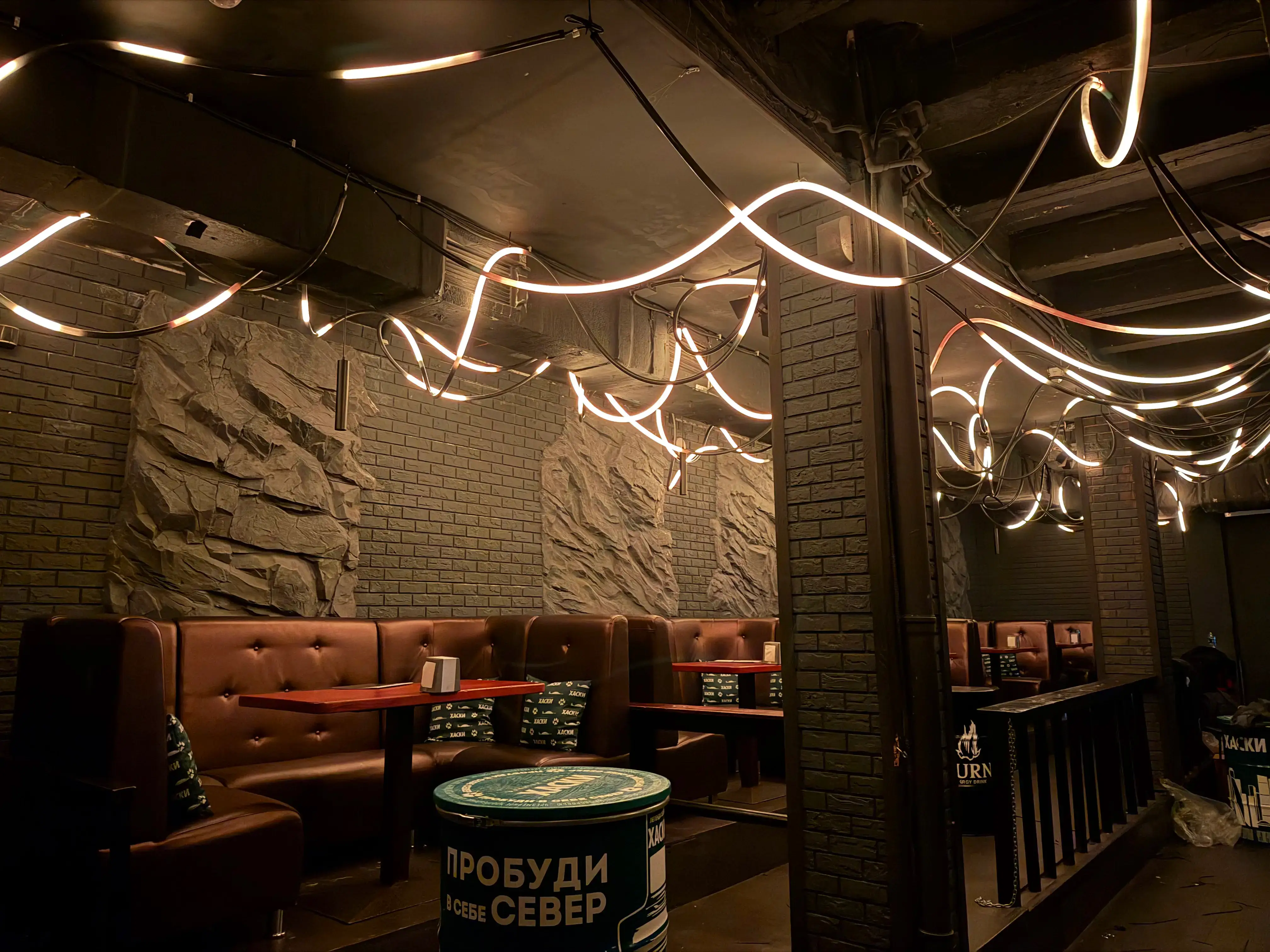 Интерьер Ays Bunker с неоном