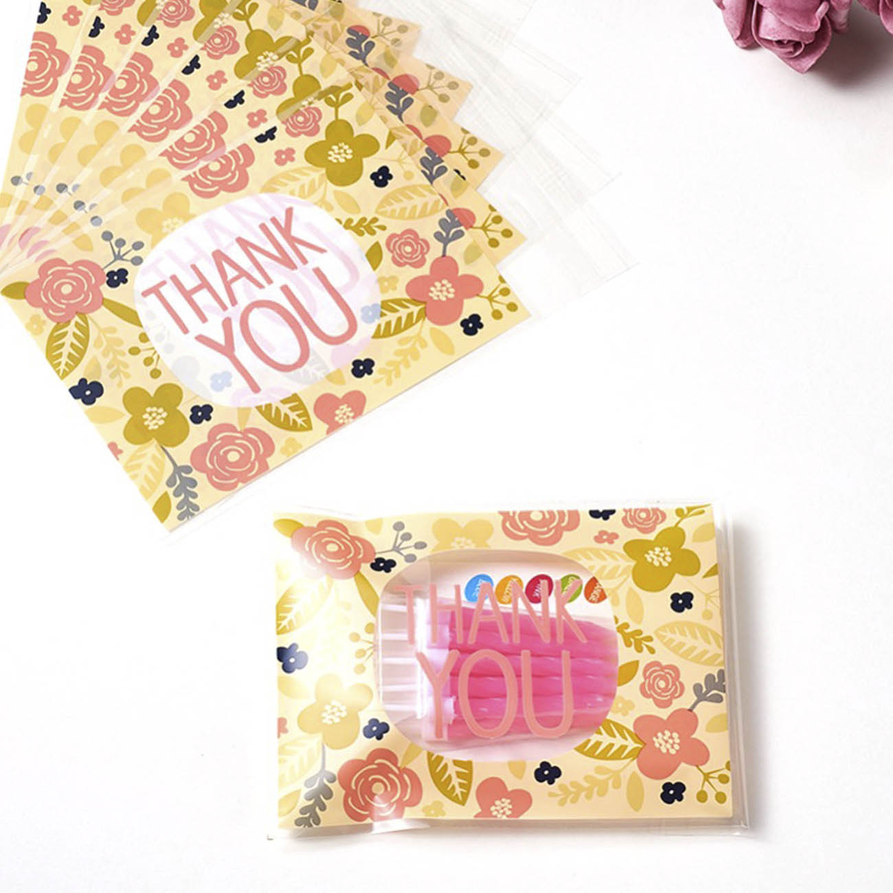 THANK-YOU-GIFT-PACKAGE-1 100 штук пакетов 10х13+3 см. подарочные с цветочным рисунком, надписью thank you, клеевым клапаном
