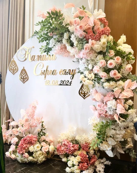 круглая пресс стена Астана.jpg