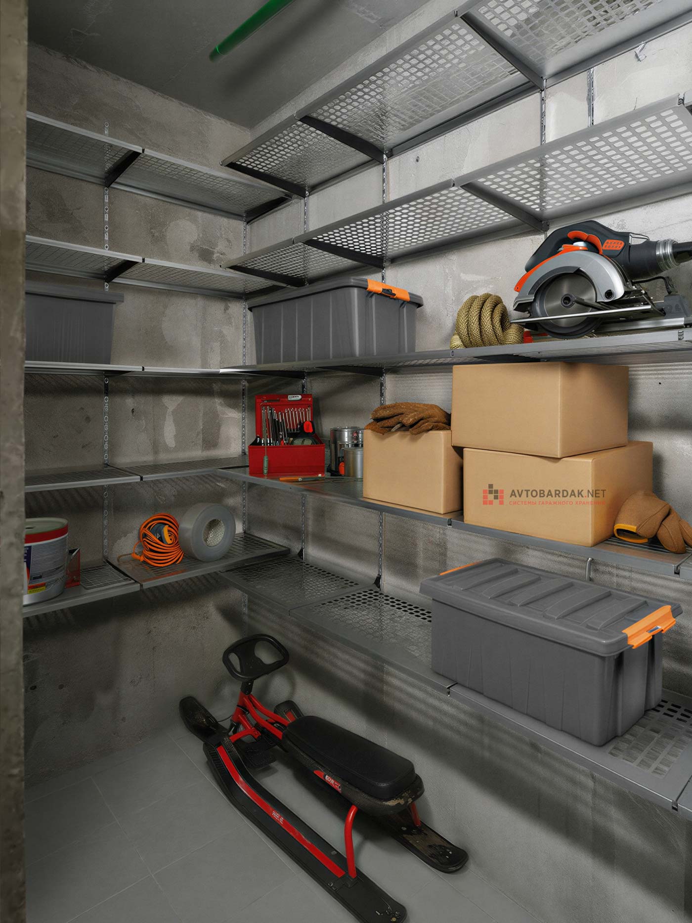 Металлическая полка на стену