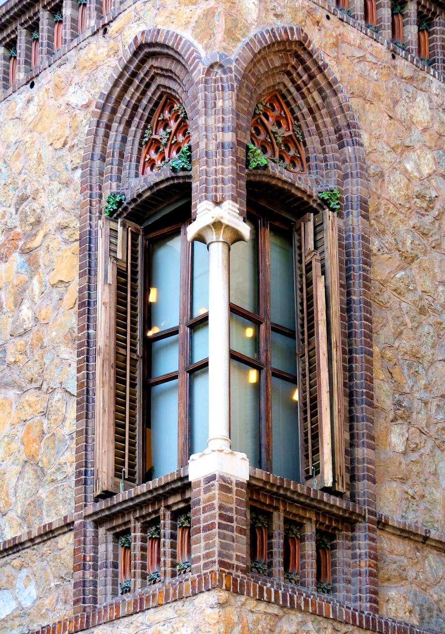 Окутное (угловое) окно