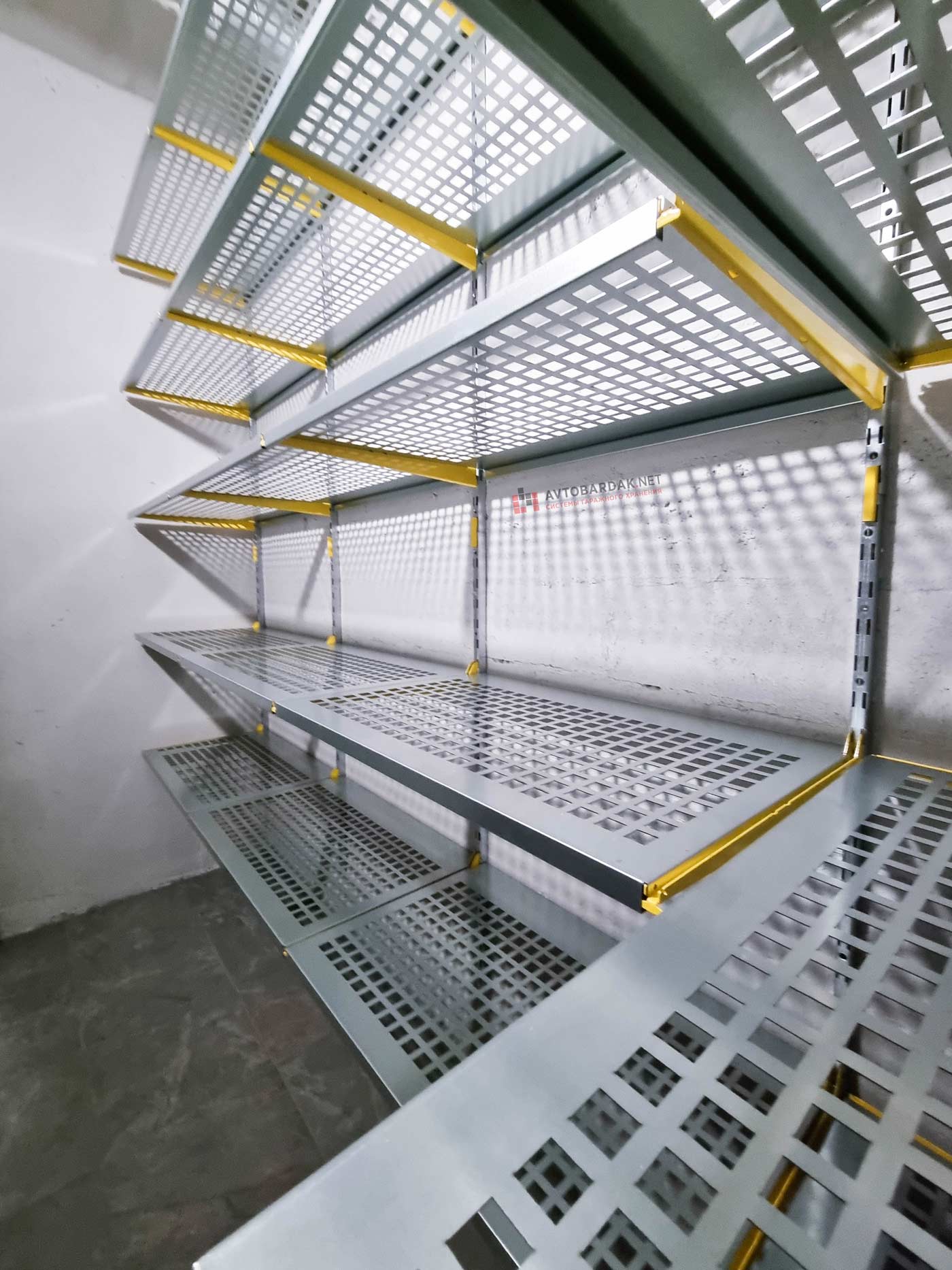 Металлическая полка