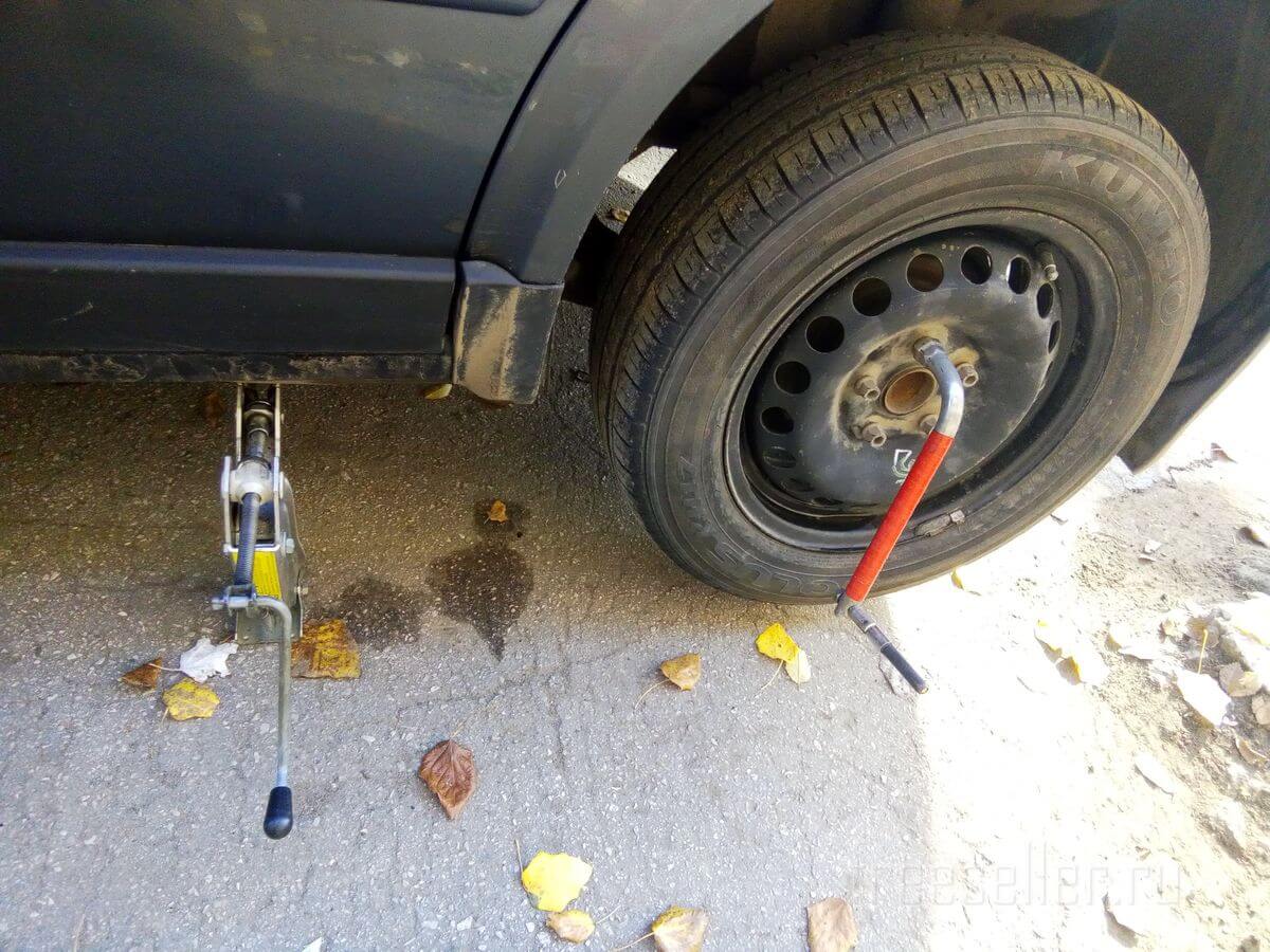 Снятие колеса с авто