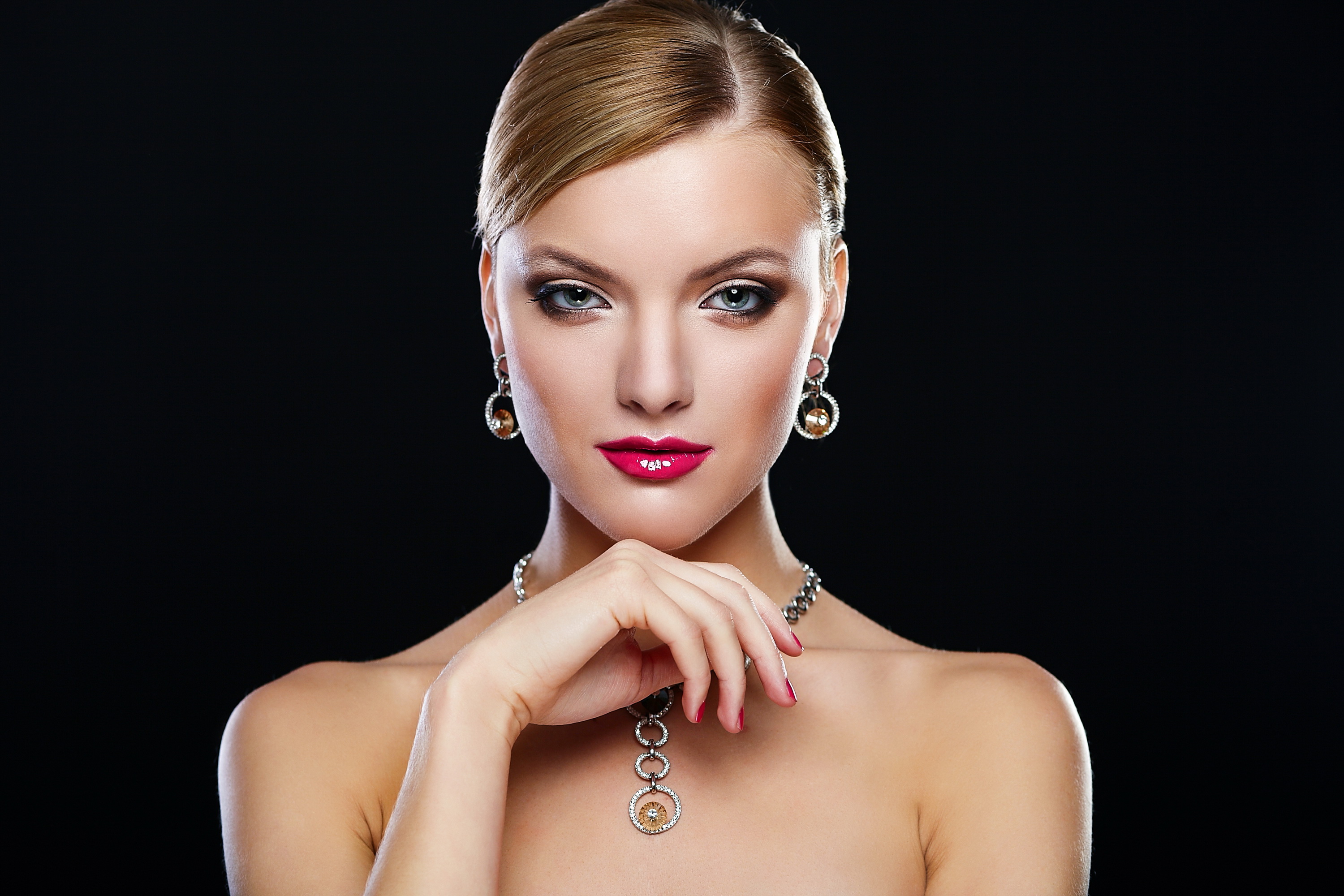 young-woman-model-with-red-lips.jpg