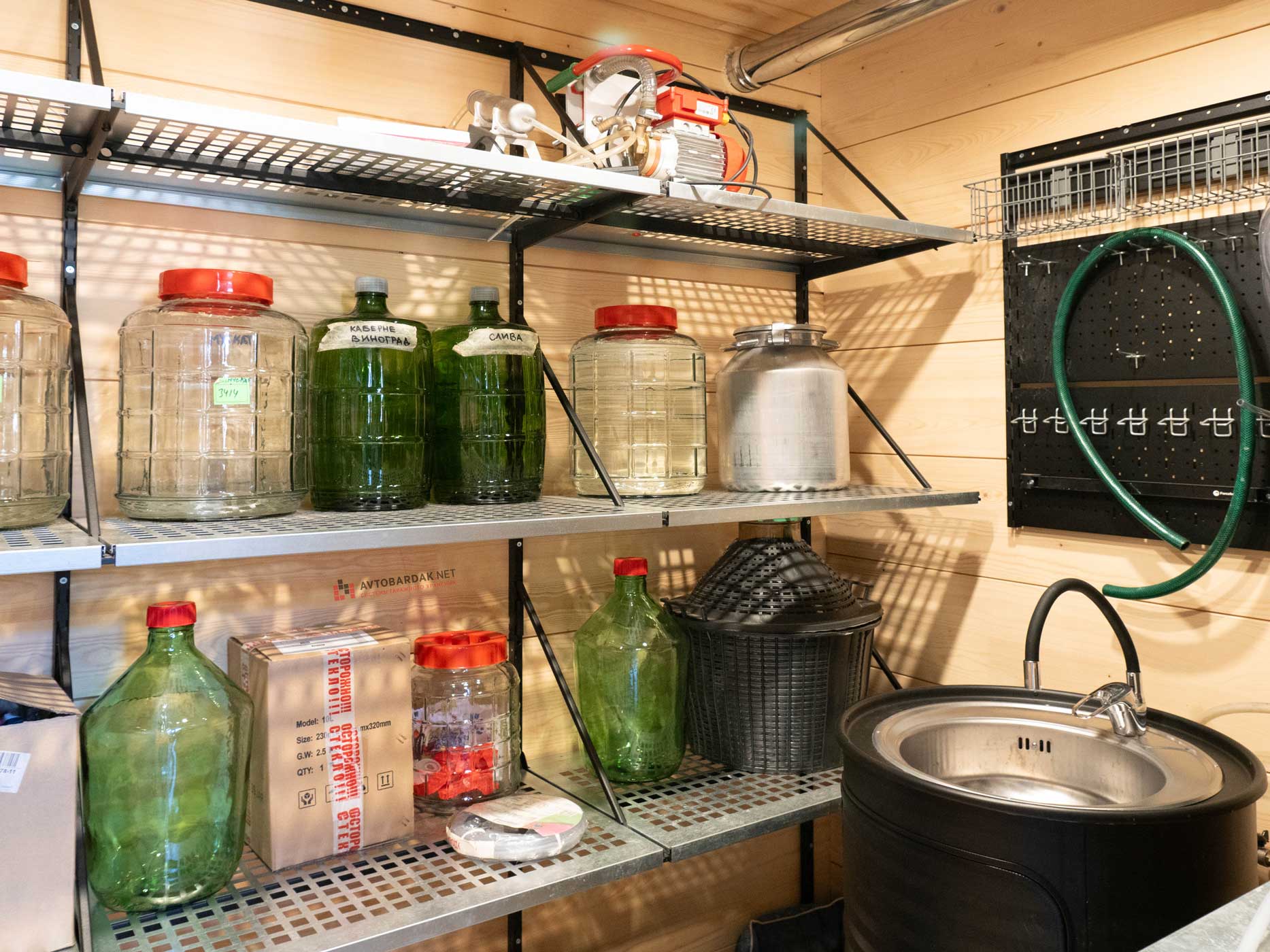 Металлическая полка настенная