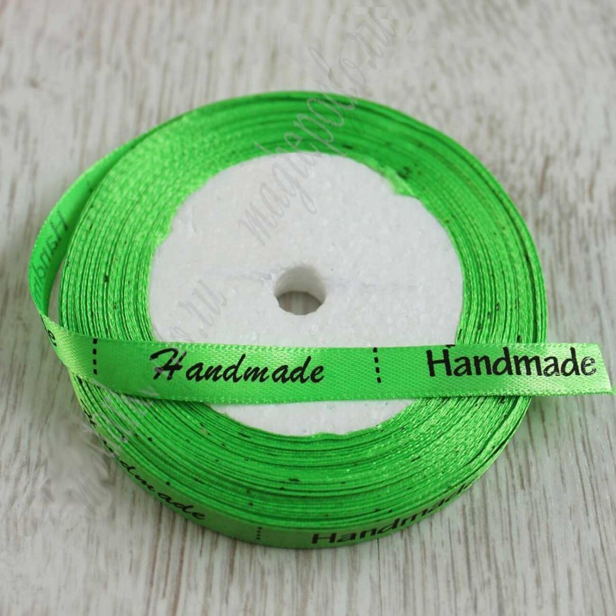 Лента 10 мм атласная с надписью Handmade на зеленом (рулон 22 метра)
