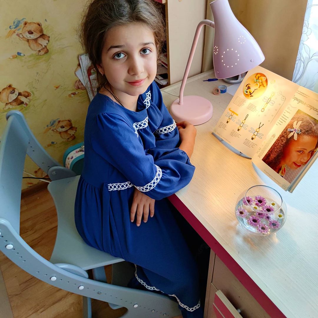 Подарок девочке 5-8 лет на 8 марта — девочка на детском растущем стуле
