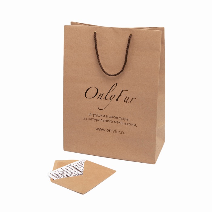 Комплект подарочной упаковки OnlyFur: крафтовый пакет и открытка.