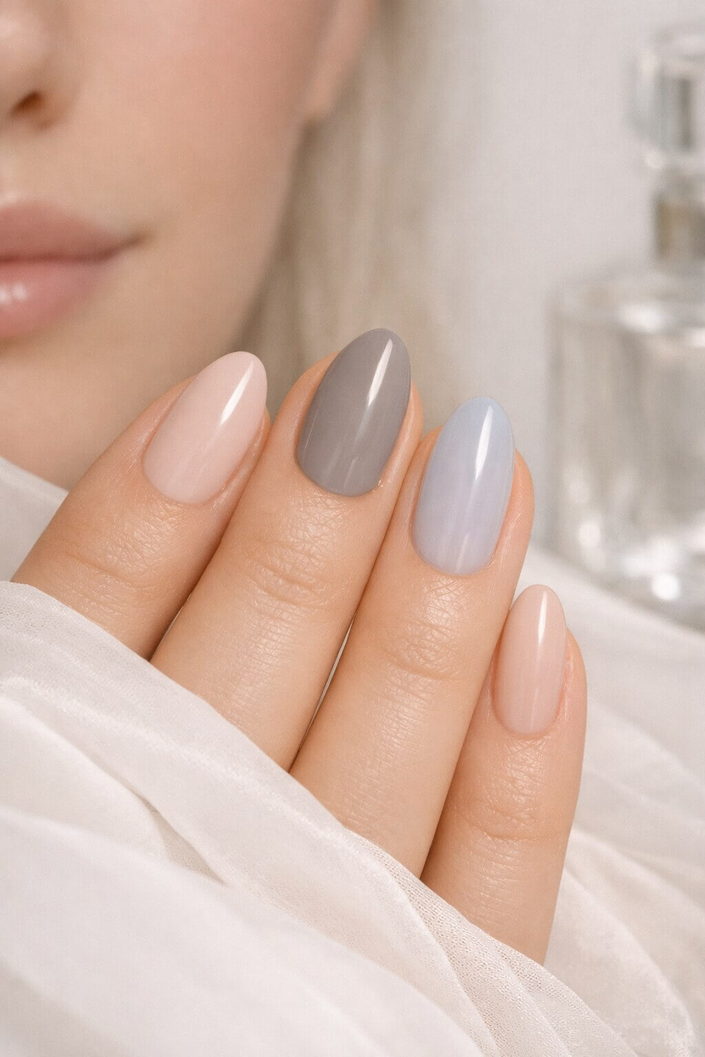 Спокойный весенний маникюр в нюдовом и серо-бежевом оттенке