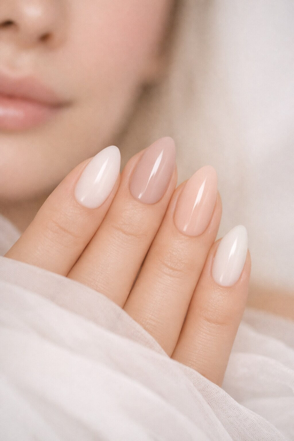 Весенний маникюр на миндальную форму в нежной палитре