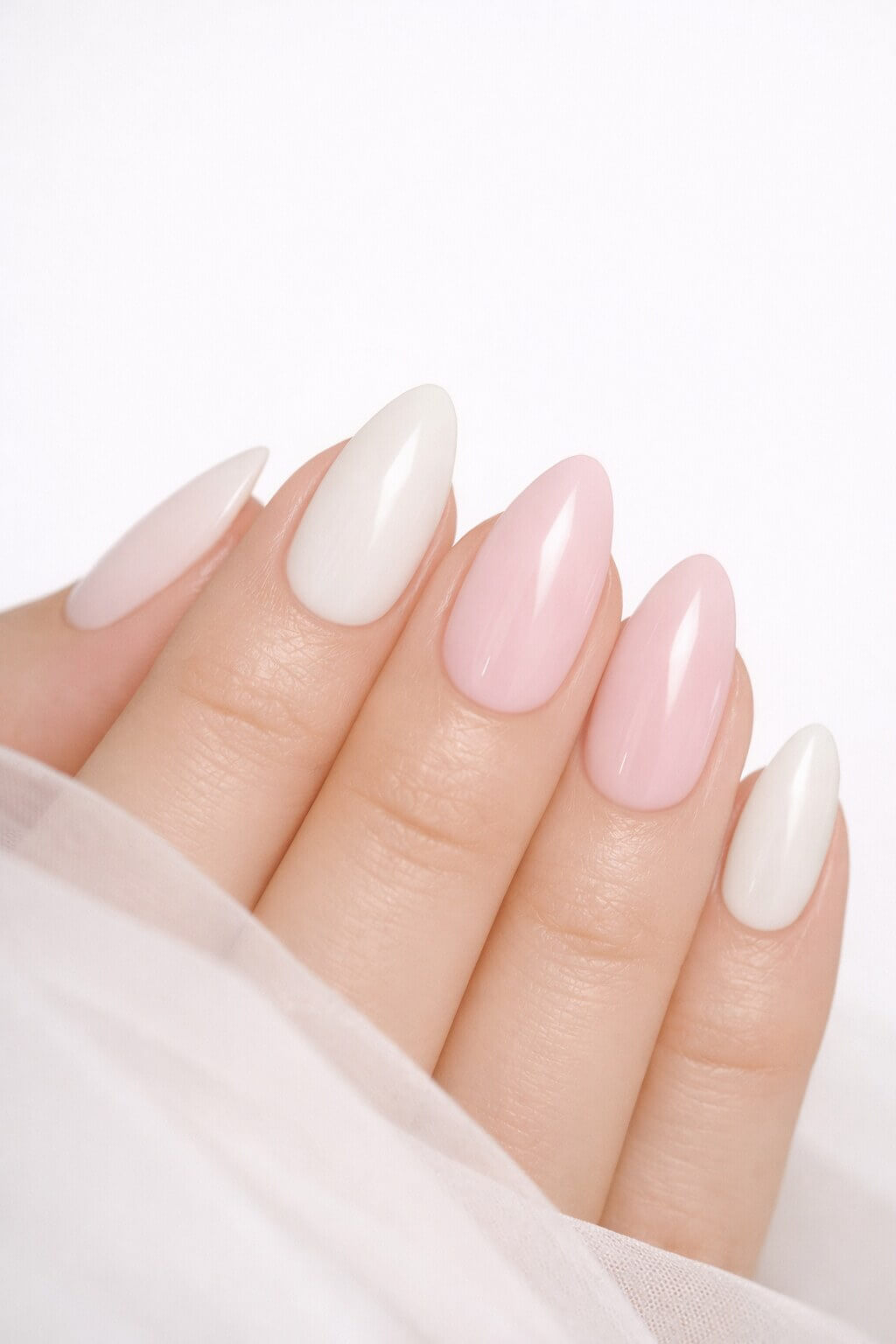 Нежный весенний маникюр на миндаль без лишнего дизайна