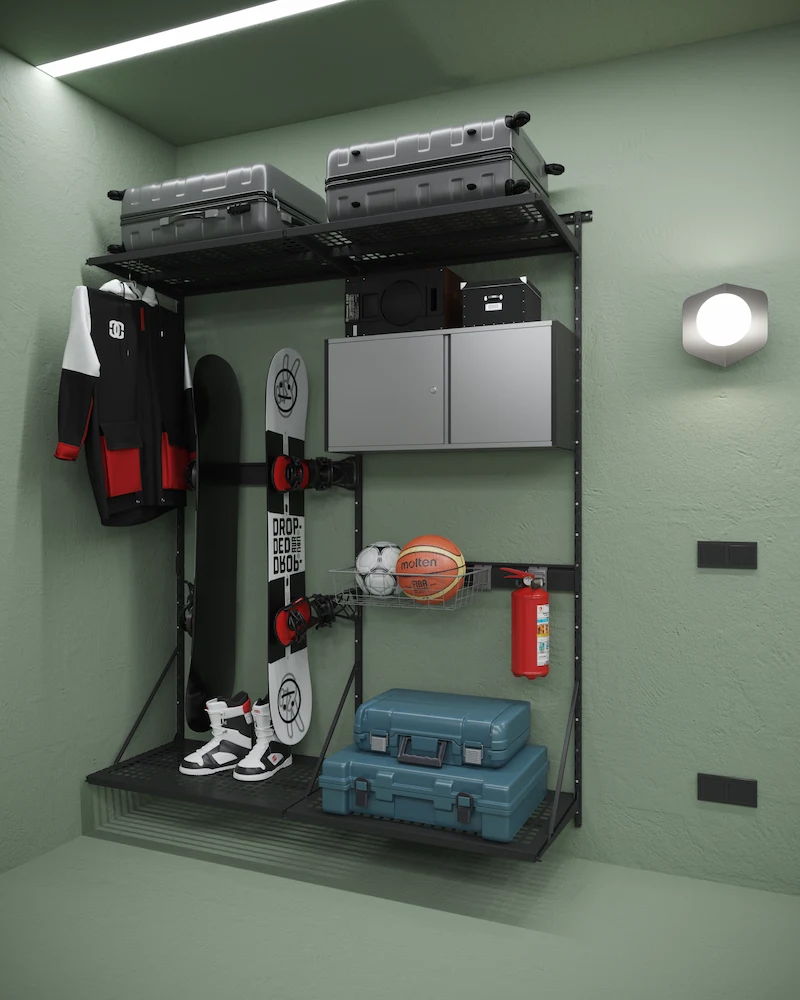 Компактная модульная система хранения в гараже: сетчатые полки для чемоданов, подвес для сноуборда и корзина для спортивных мячей