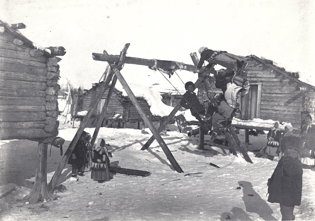 На качелях во время Пасхальной недели. 1885–1899 годы. Неизвестный автор На качелях во время Пасхальной недели. 1885–1899 годы. Неизвестный автор