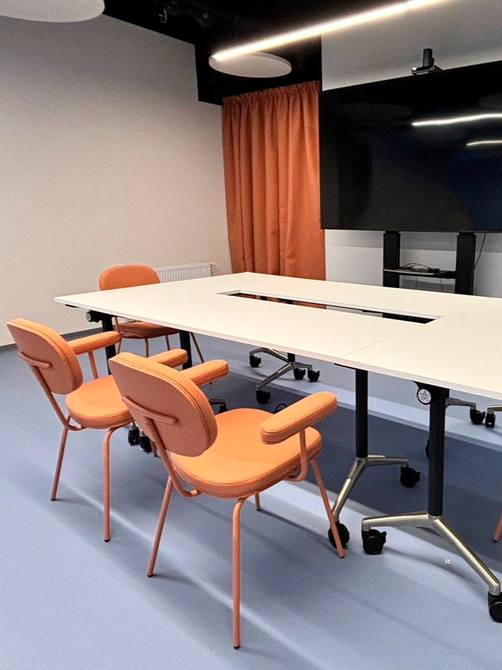 Переговорная зона с удобными креслами Filo и современным оформлением. Переговорная зона с удобными креслами Filo и современным оформлением.