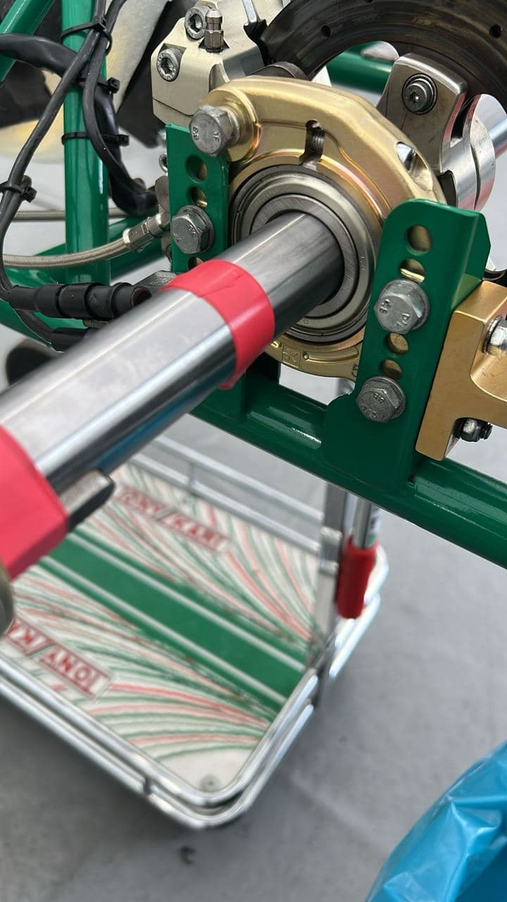 Поднятая задняя часть шасси Tony Kart Rookie