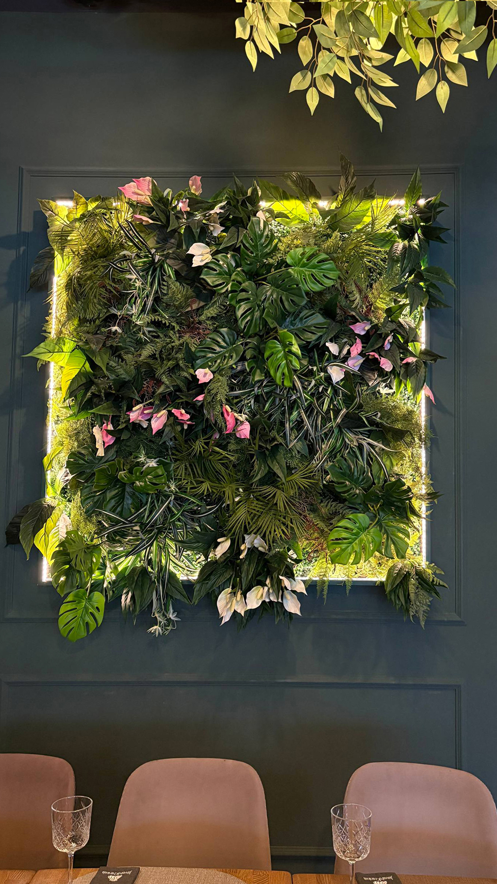 Panno-iz-iskusstvennih-rasteniy-v-restorane.jpg